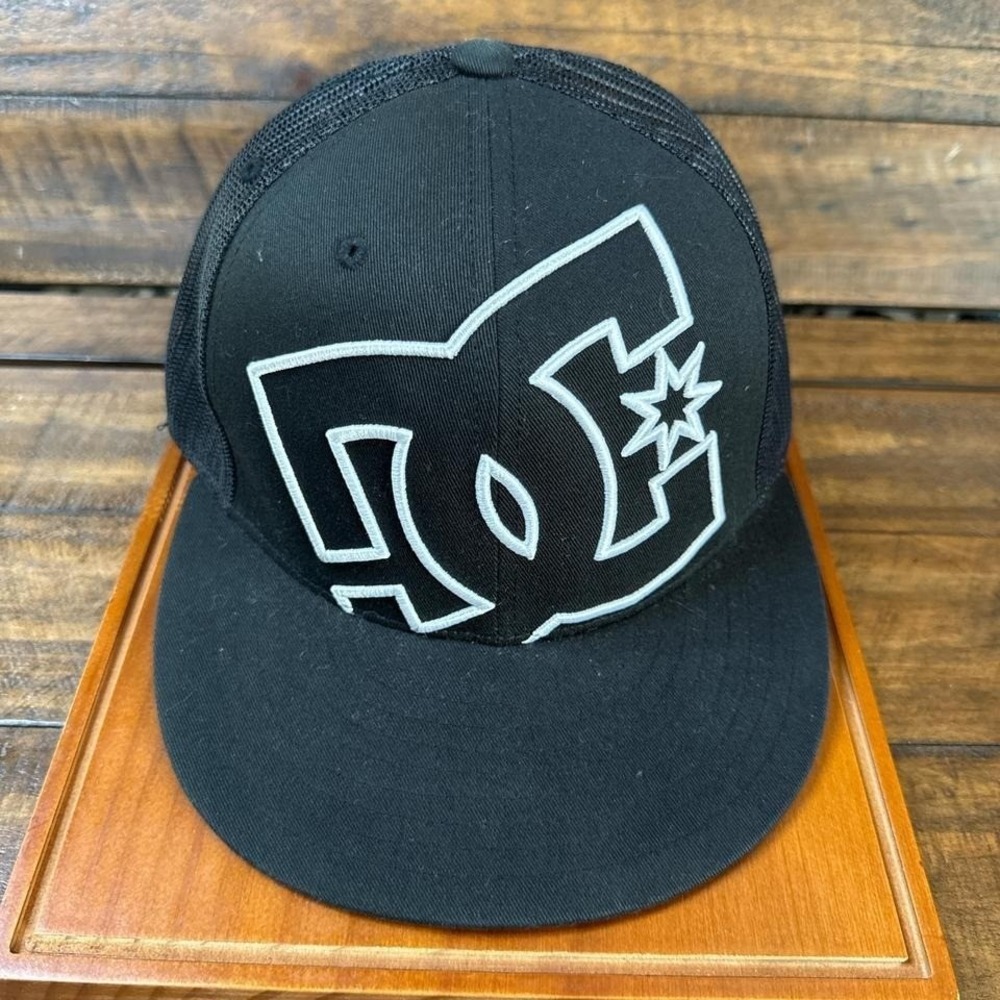 DC Shoes Black Trucker Snapback Hat Y2K Skateboarding Cap